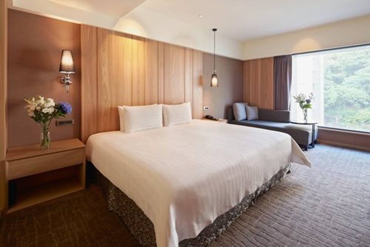 In-room safe, blackout curtains, soundproofing