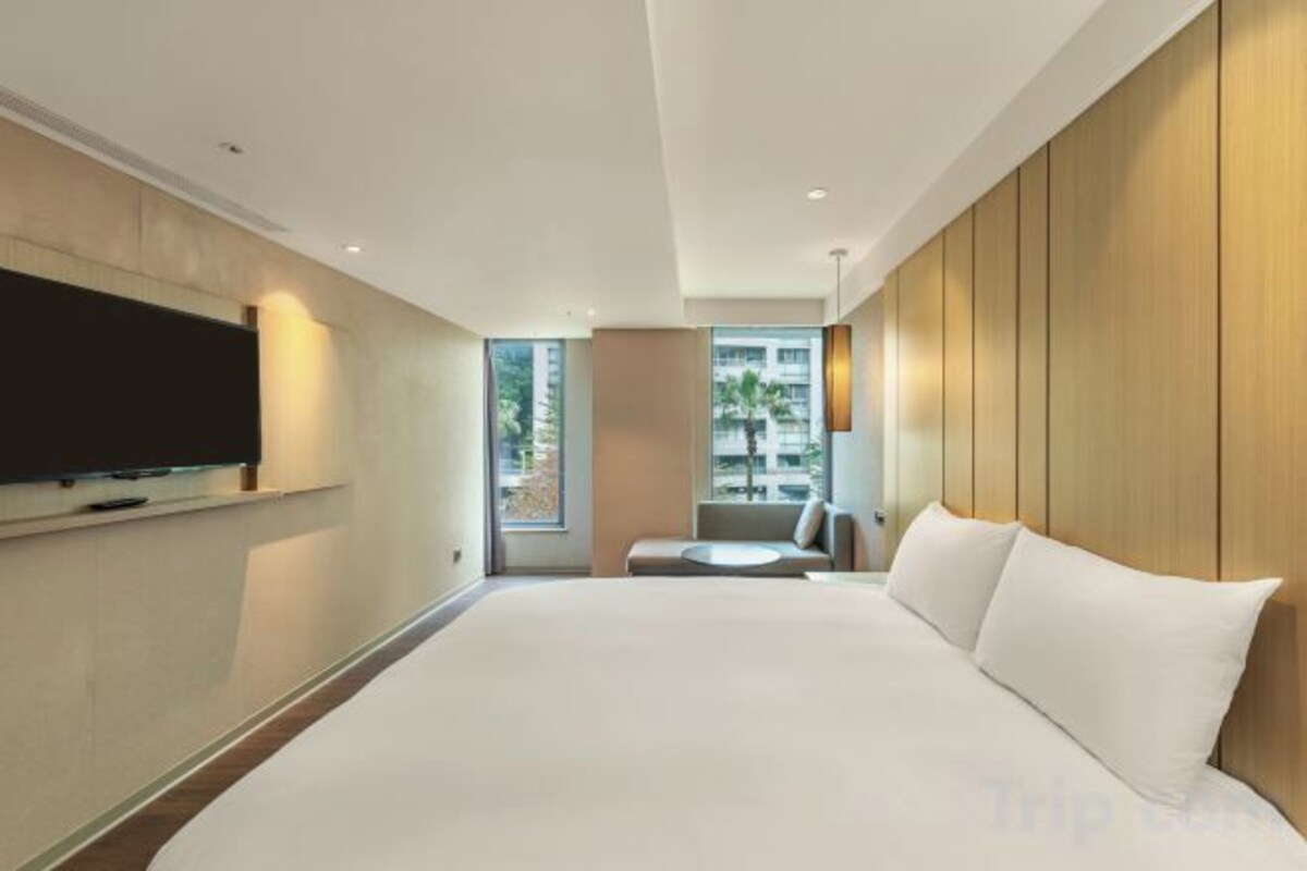 In-room safe, blackout drapes, soundproofing