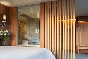 Deluxe Double, Corner (ROOM ONLY) | In-room safe, blackout drapes, soundproofing, iron/ironing board - La Maison Hotel (Taipei)