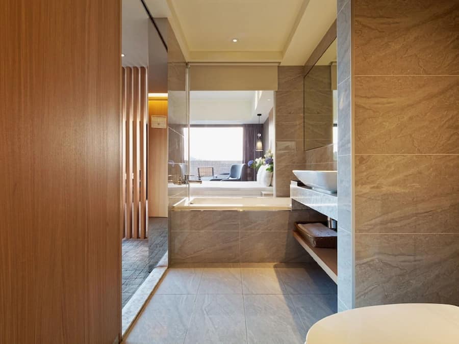 Deluxe Double Room, Corner | Bathroom | Free toiletries, hair dryer, slippers, towels