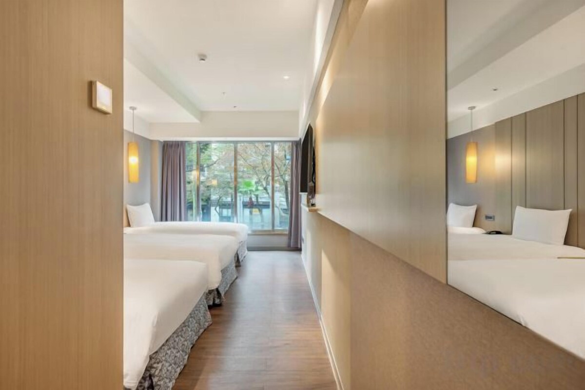 In-room safe, blackout drapes, soundproofing
