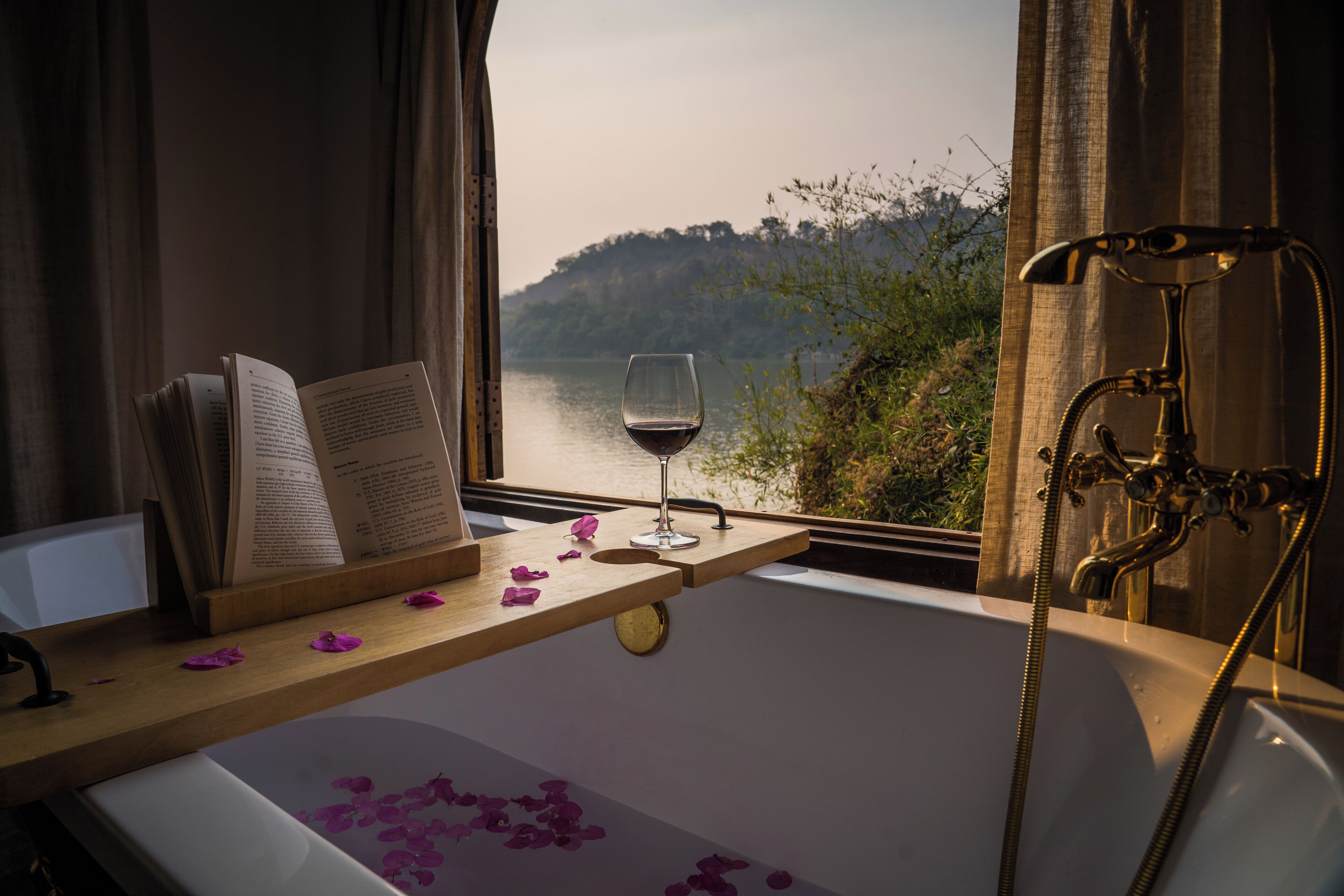 tai daeng suite, river view | deep-soaking bathtub