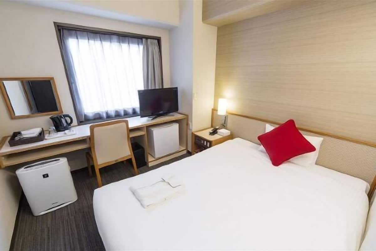 Desk, soundproofing, iron/ironing board, free WiFi