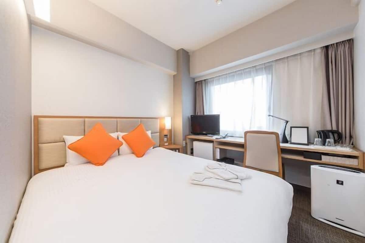 Desk, soundproofing, iron/ironing board, free WiFi