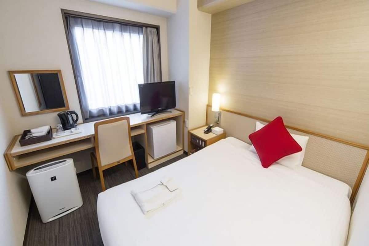 Desk, soundproofing, iron/ironing board, free WiFi