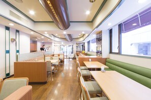 Se sirven desayunos, almuerzos y cenas; cocina china