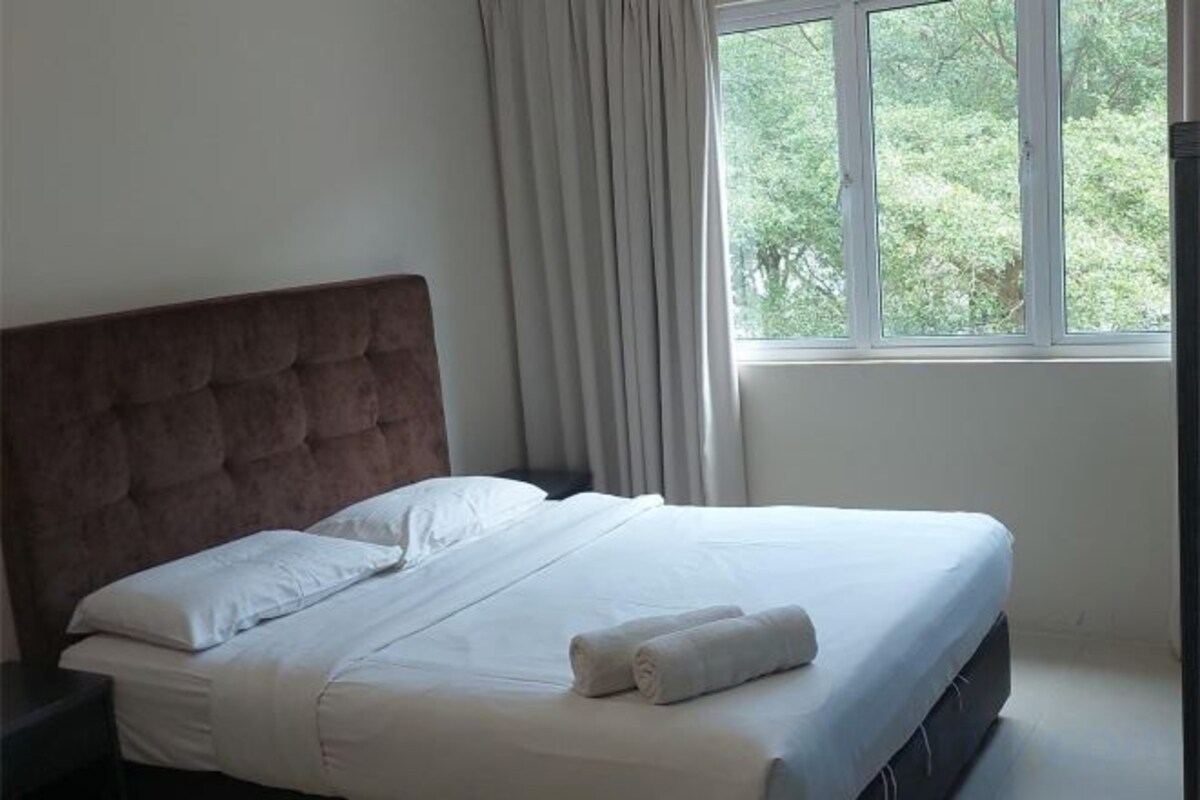 1 soverom, minibar, skrivebord og barnesenger