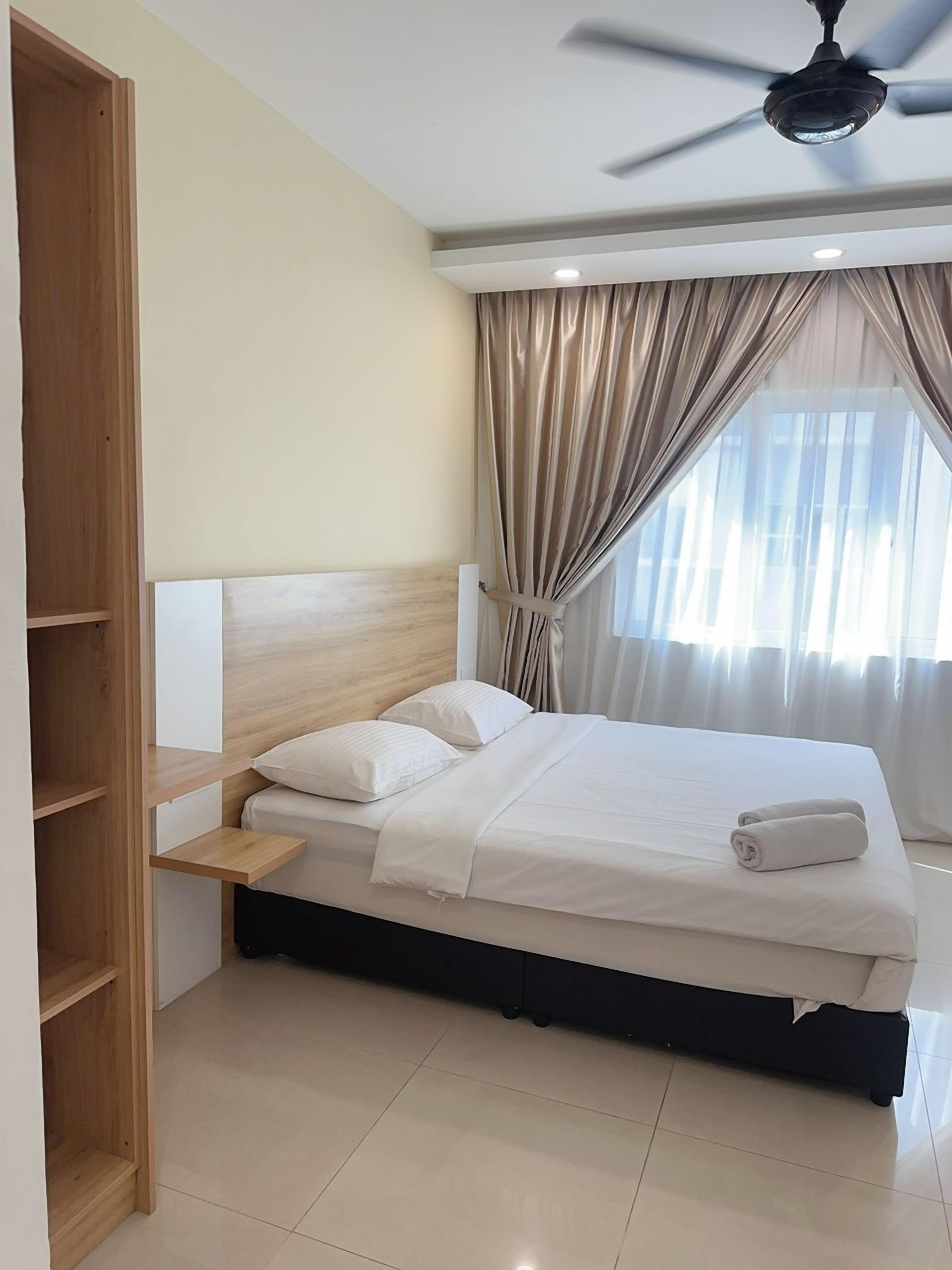 Family Apartment, 3 Bedrooms | 1 bilik tidur, bar mini, meja, katil bayi/kot (surcaj) 