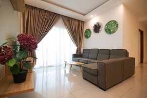 Apartamento exclusivo, 3 habitaciones | Zona de estar | Televisión de pantalla plana de 21 pulgadas con canales por cable