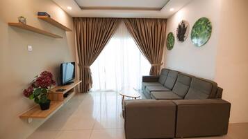 Una sala de estar moderna con sofá, televisor y objetos decorativos.