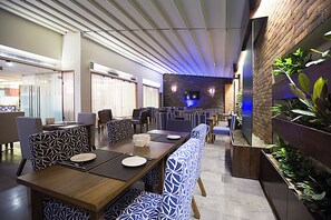 2 restaurants; breakfast, lunch, and dinner served - The J Hotel & Spa (Beirut)