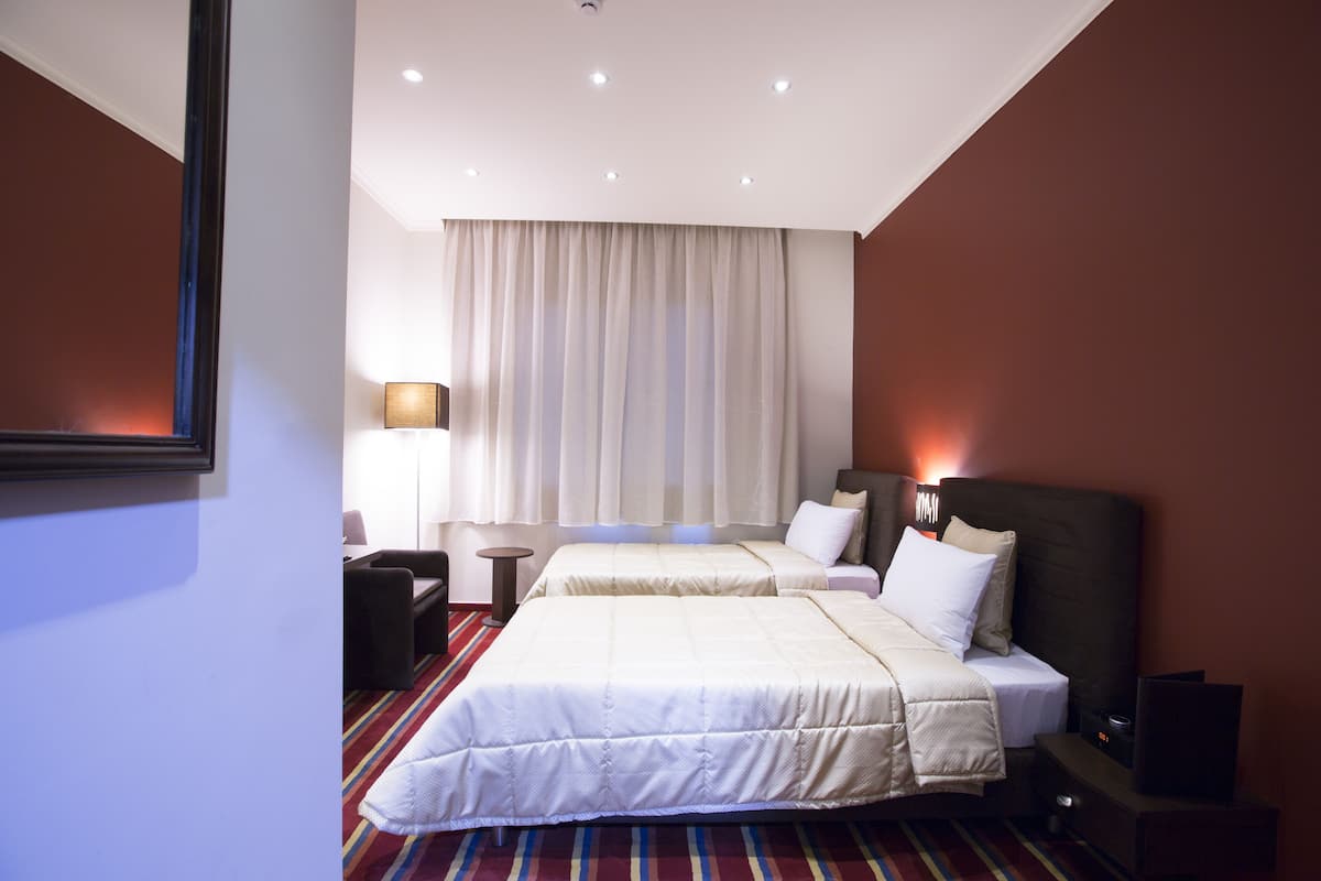 Deluxe Twin Room | Biancheria da letto di alta qualità, minibar, una cassaforte in camera