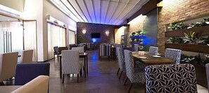 2 restaurantes; se sirven desayunos, comidas y cenas