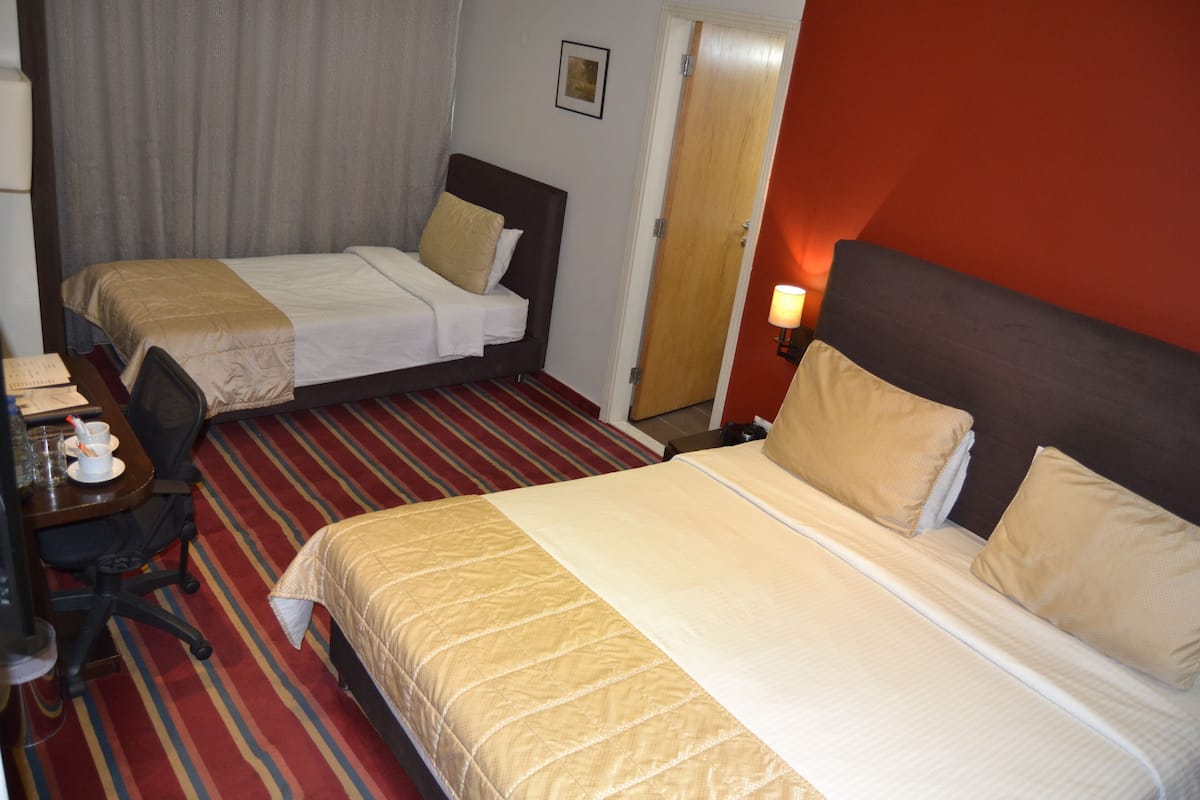 Camera tripla | Biancheria da letto di alta qualità, minibar, una cassaforte in camera