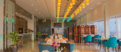 2 restaurants; breakfast, lunch, and dinner served