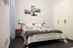 Safe på rommet, skrivebord og wi-fi (inkludert)