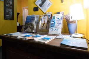 Un mostrador de recepción con folletos y una lámpara.