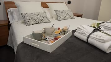 In-room safe, desk, free WiFi