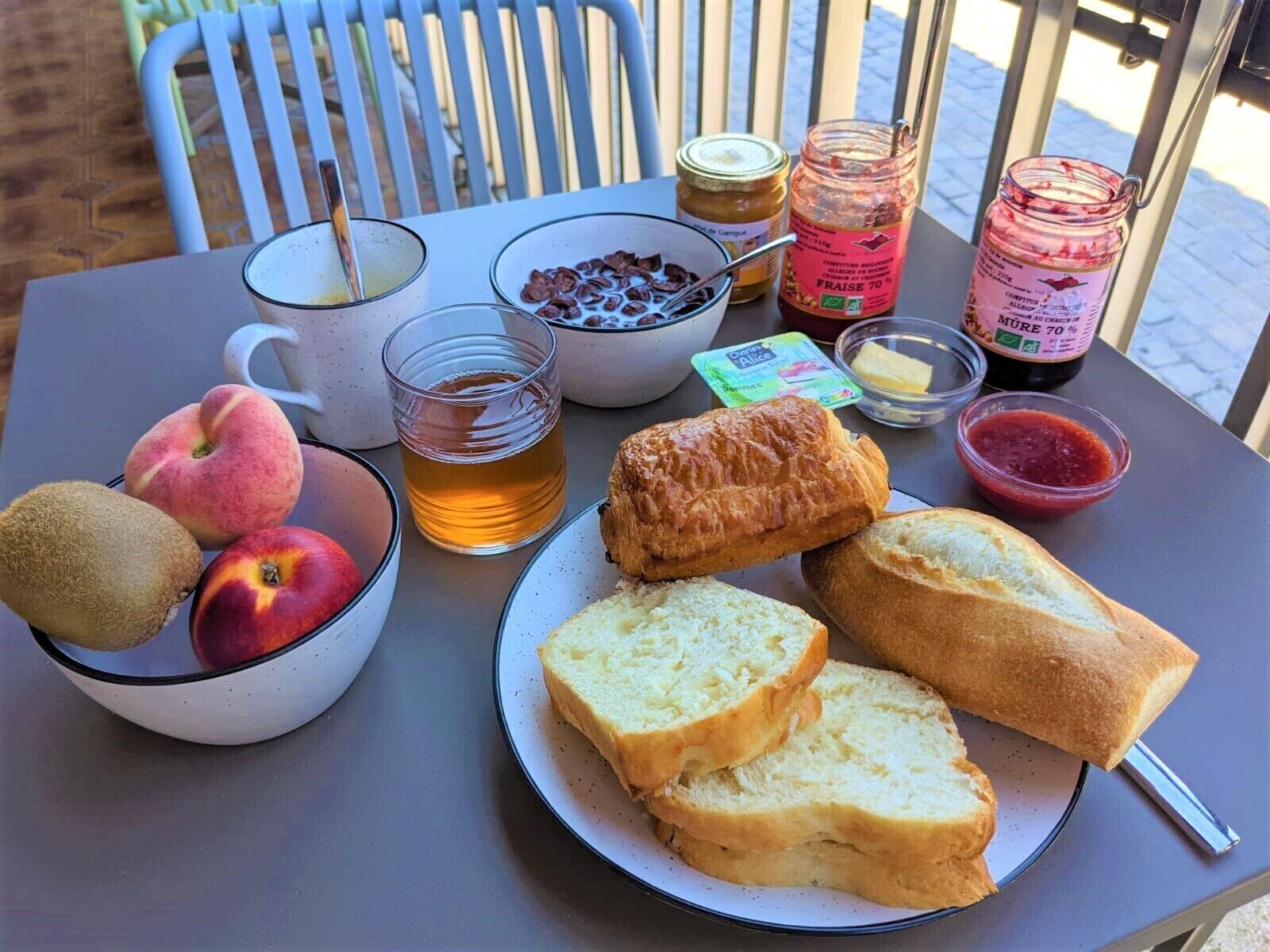 daily buffet breakfast (eur 11 per person)