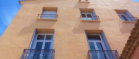 Un immeuble doté de nombreuses fenêtres et de balcons.