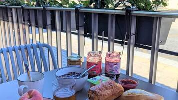 Daily buffet breakfast (EUR 11 per person)