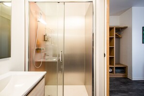 Kostenlose Toilettenartikel, Haartrockner, Handtücher, Seife