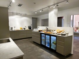 每日供应自助式早餐（每人 EUR 11）