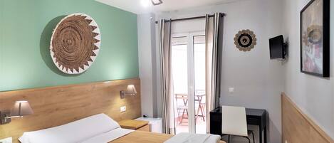 Tweepersoonskamer, gedeelde badkamer | Select Comfort-bedden, een minibar, individueel gedecoreerd