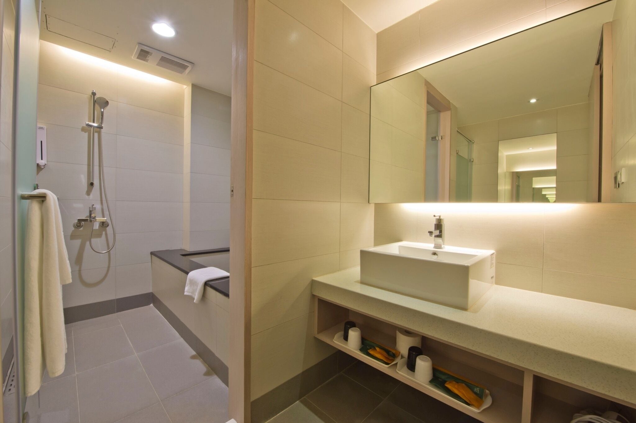 family quadruple room | bathroom | shower, hair dryer, towels