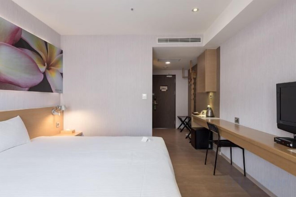 Escritorio, sistema de insonorización, wifi gratis y ropa de cama