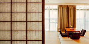 Escritorio, sistema de insonorización, wifi gratis y ropa de cama