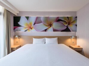 Escritorio, sistema de insonorización, wifi gratis y ropa de cama