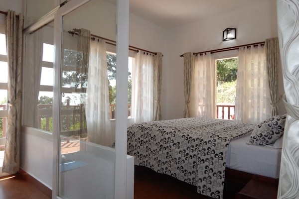 Caja de seguridad en la habitación y escritorio