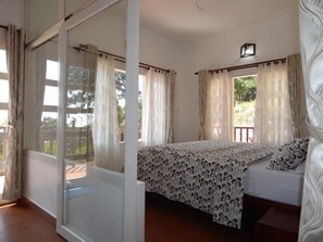 Caja de seguridad en la habitación y escritorio 