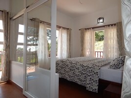 Caja de seguridad en la habitación y escritorio 