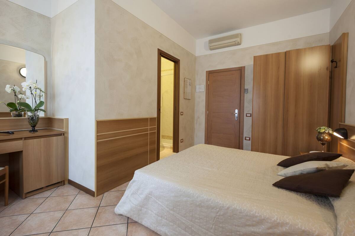Standard Double Room | In-room safe, desk, cribs/infant beds, free WiFi