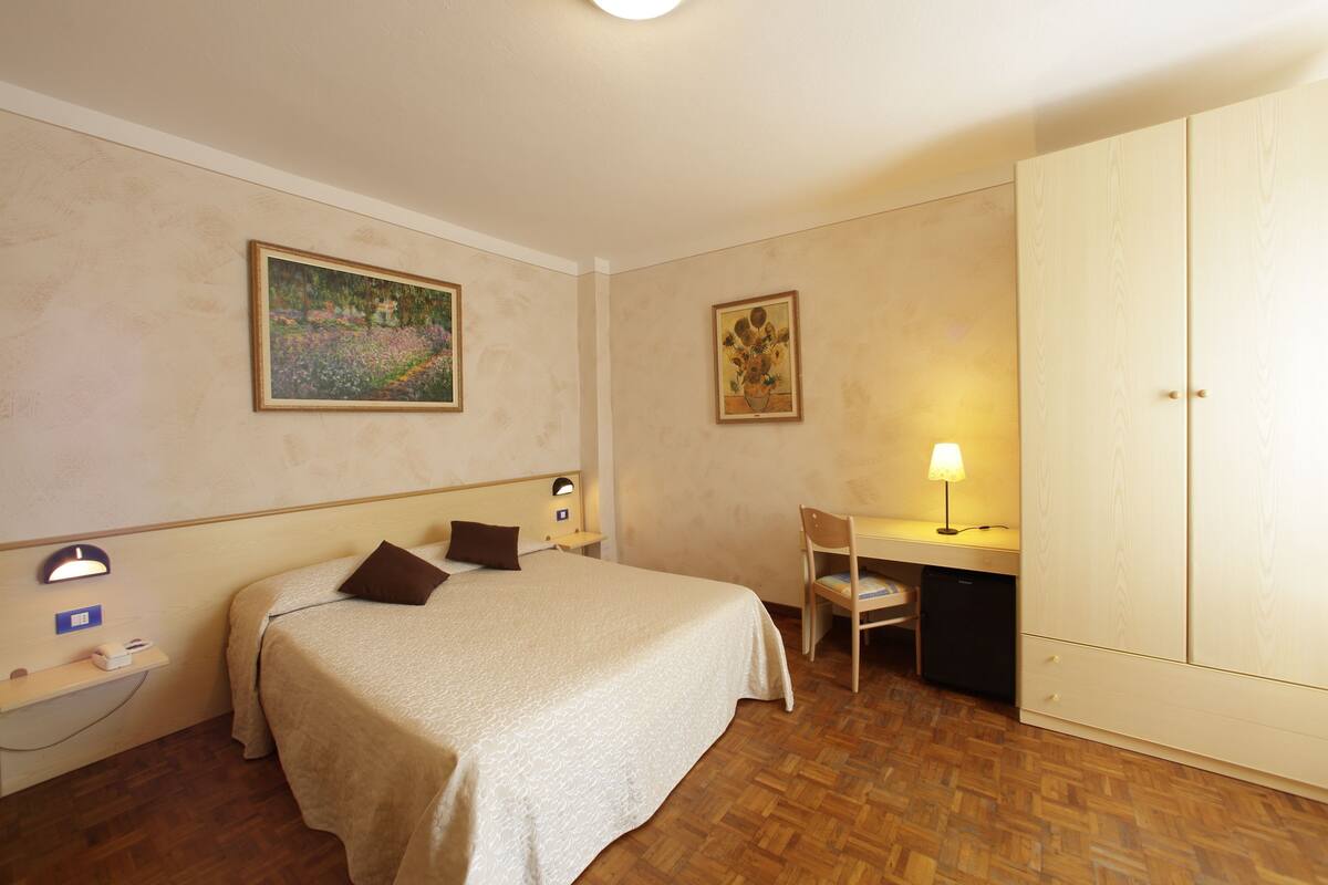 In-room safe, desk, cribs/infant beds, free WiFi