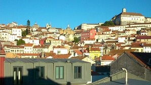 Un quartier urbain densément peuplé, avec divers bâtiments, dont une église imposante dotée d’un dôme et d’un clocher.