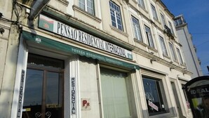 Un immeuble sur lequel on peut lire l’inscription : « PENSÃO RESIDENCIAL INTERNACIONAL ».