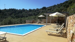 Seasonal outdoor pool, pool umbrellas, pool loungers - Aksos suites Accessible Accommodation (Chania)