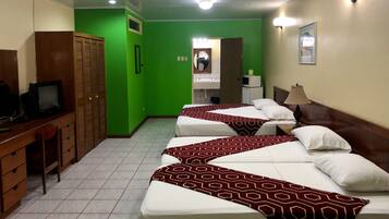 Standard Room | Peralatan tempat tidur premium, peti besi dalam bilik, meja