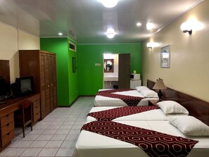 Chambre Standard | Literie de qualité, coffre-fort, bureau, fer et planche à repasser