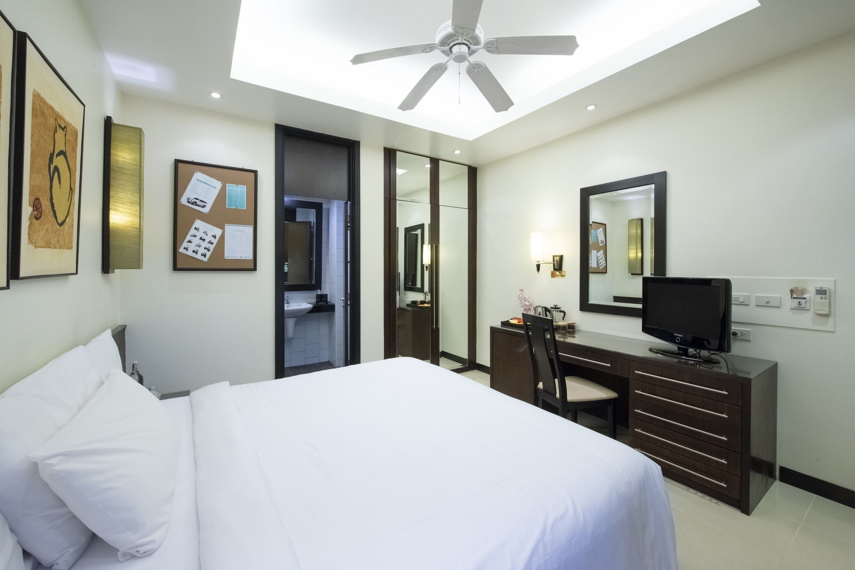 deluxe double or twin room | 1 bedroom, in-room safe, desk, laptop workspace