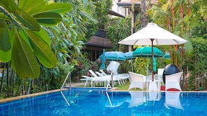 Una piscina al aire libre