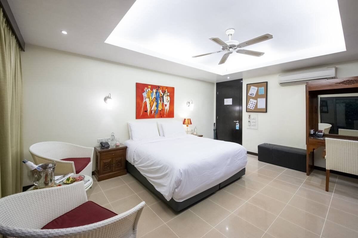 Premium Double or Twin Room | 房內夾萬、書桌、手提電腦工作空間、遮光窗簾/窗簾