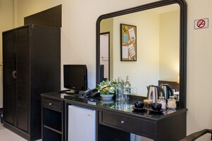 Standard Double or Twin Room | Széf a szobában, íróasztal és laptophoz jól használható munkafelület