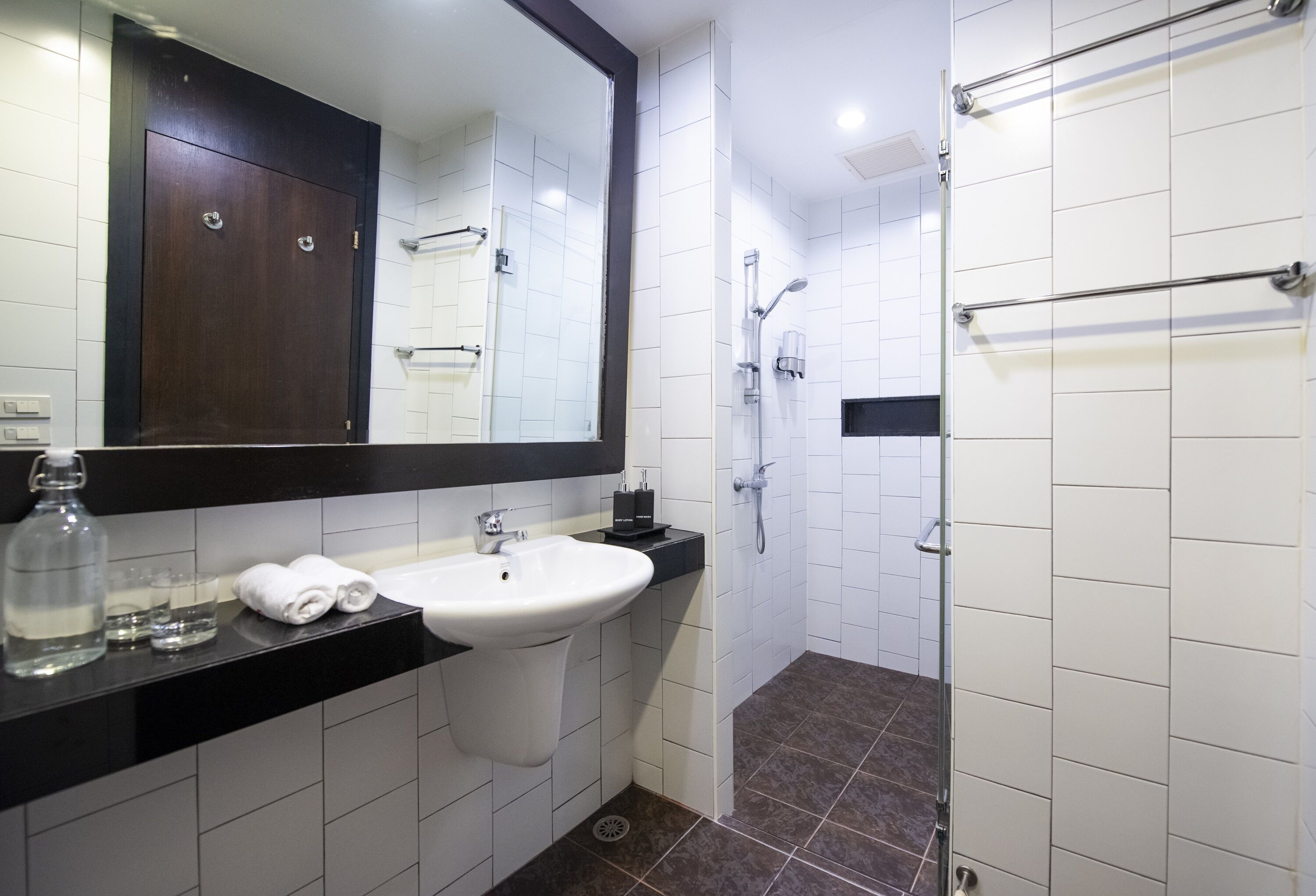 deluxe double or twin room | bathroom | shower, free toiletries, slippers, towels