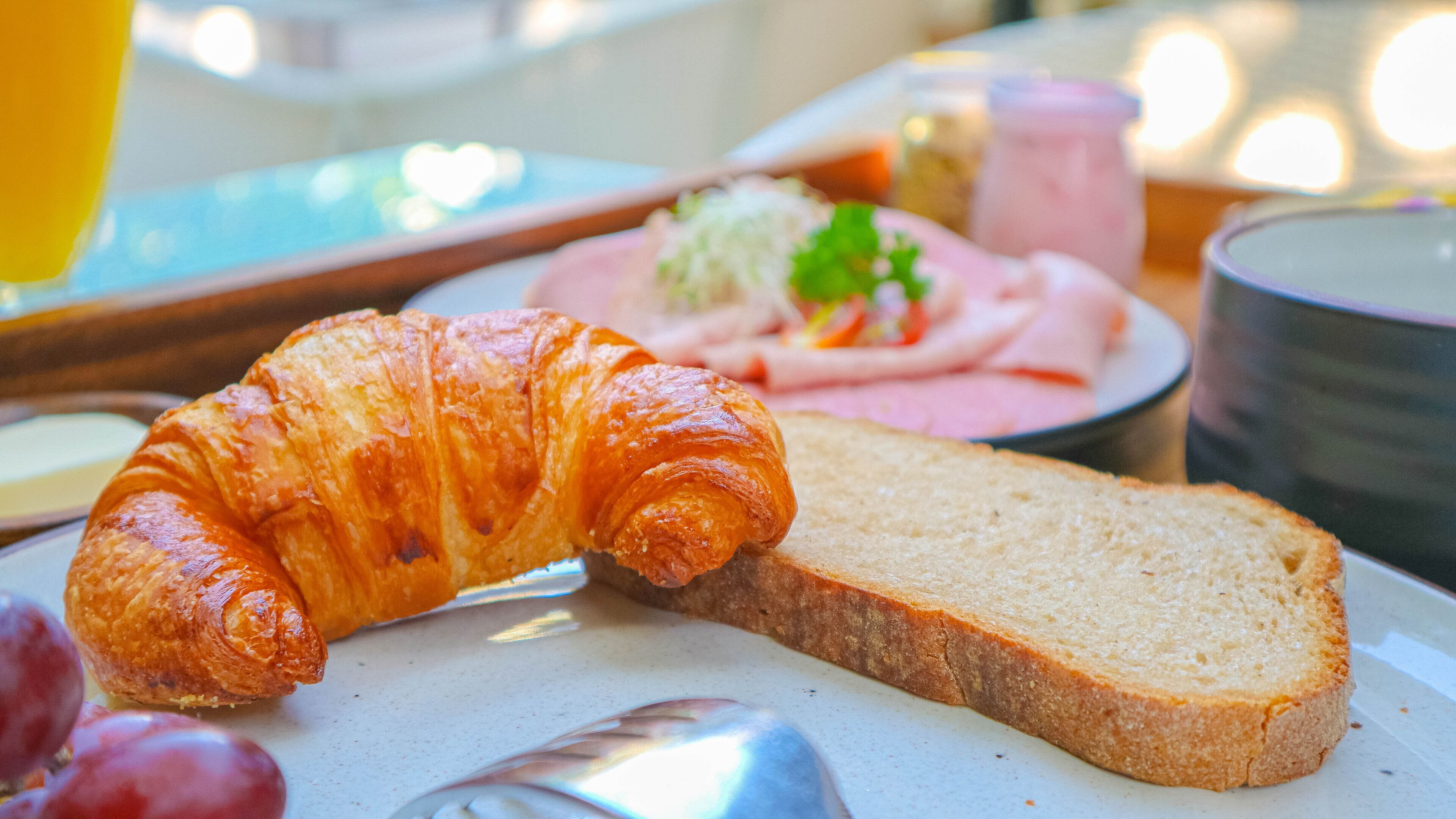 daily continental breakfast (thb 250 per person)