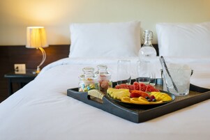 Standard Double or Twin Room | Pengeskab på værelset, skrivebord, arbejdsområde til bærbare computere