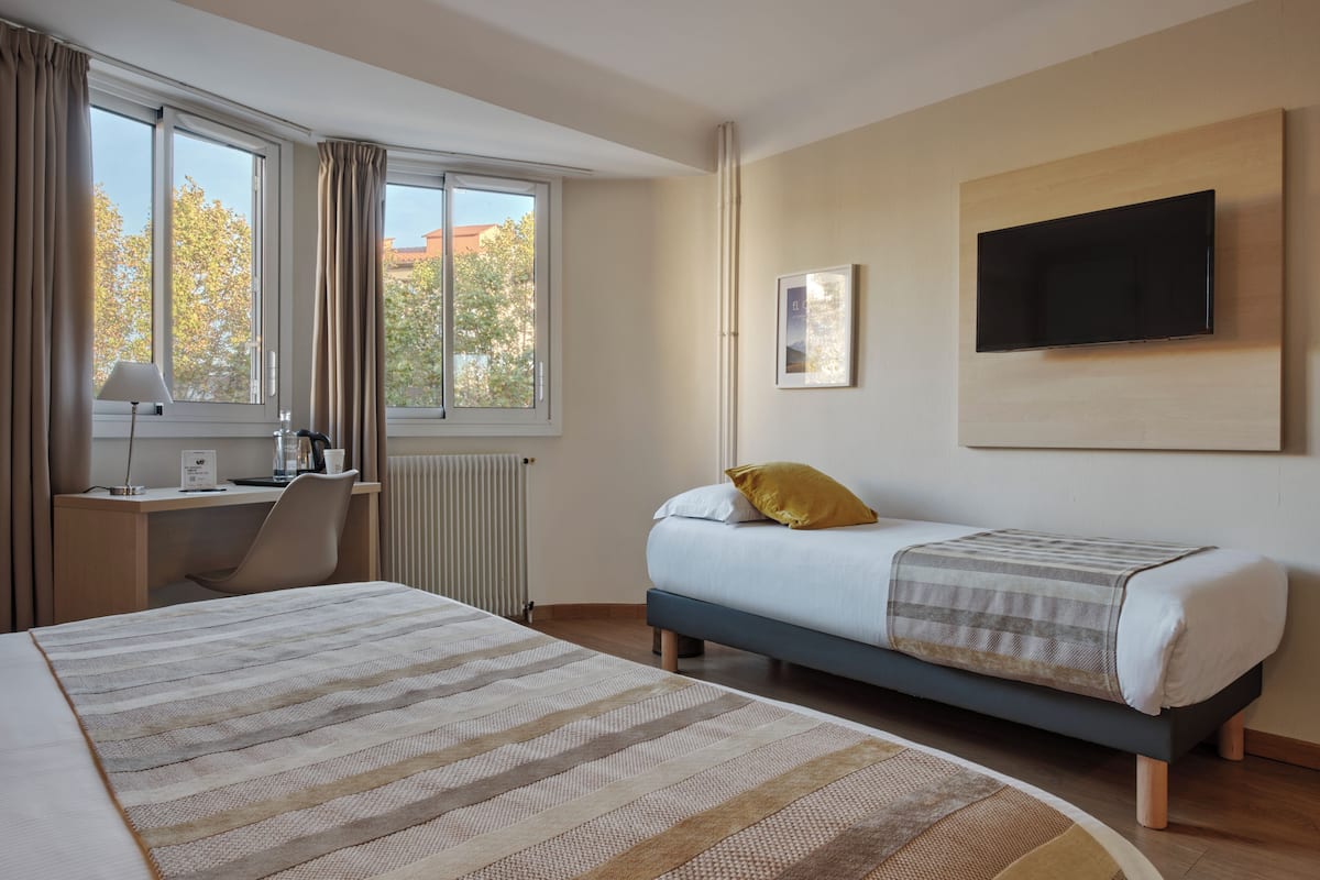 Ropa de cama de alta calidad y caja de seguridad en la habitación